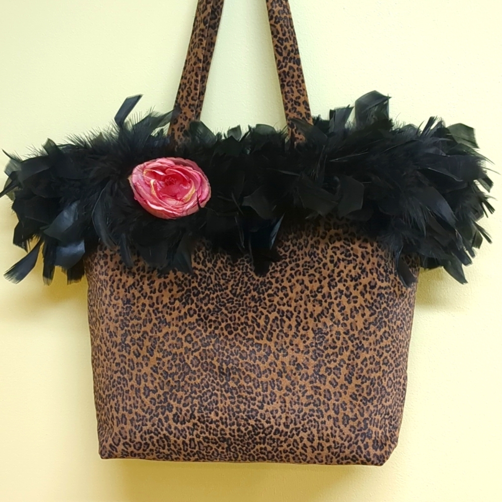 Velvety purse, animal print and feather trim❤️🩷